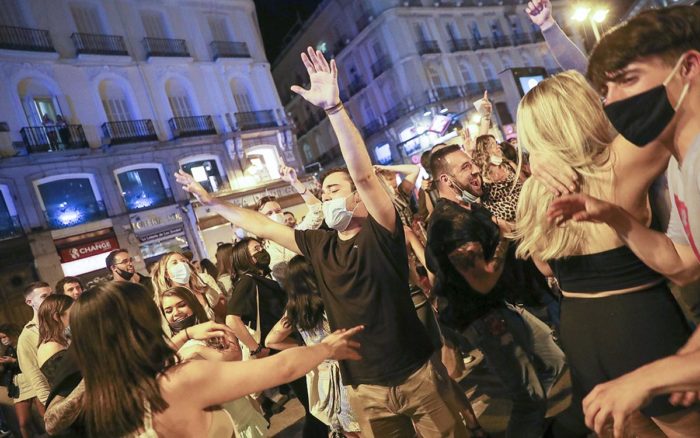 Termina estado de alarma en España y cientos salen a las calles a celebrar | Video