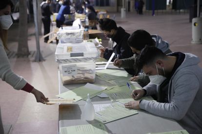 Funcionarios cierran las urnas e inician el conteo de votos en el cierre de las elecciones locales y constituyentes, en Santiago de Chile.