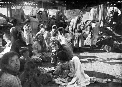 Refugiados armenios que huyen de las matanzas en 1915.