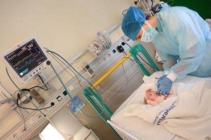 Naiara, la bebé trasplantada, en la habitación donde se recupera en el Gregorio Marañón.