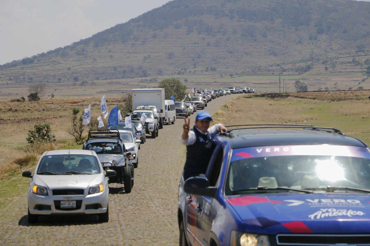Vero Hernández encabeza una Gran  Caravana de autos en Amealco