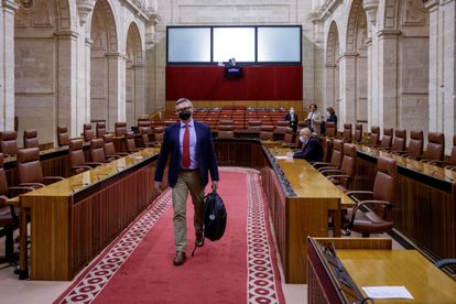 El portavoz parlamentario de Vox, Manuel Gavira, a su llegada a la sesión plenaria que ha tenido lugar este miércoles en el Parlamento de Andalucía, en Sevilla.