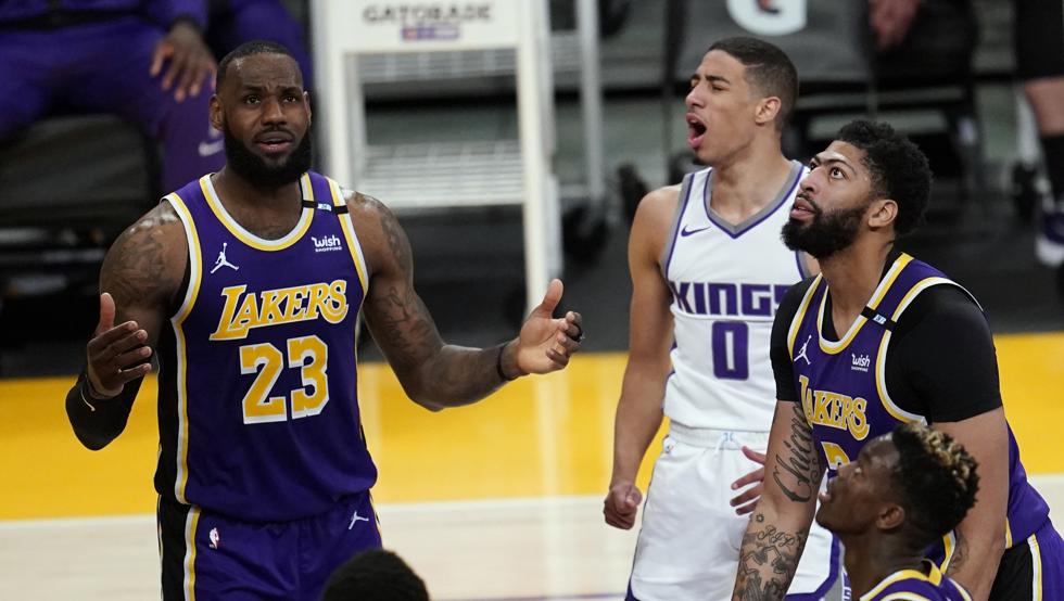 Tyrese Haliburton celebra una canasta entre los lamentos de LeBron James y Anthony Davis durante la derrota de Los Angeles Lakers ante los Sacramento Kings.