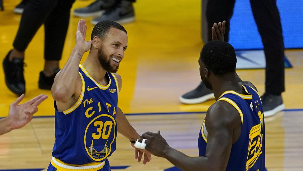 Stephen Curry y Draymond Green celebran la victoria de los Golden State Warriors sobre los Utah Jazz.