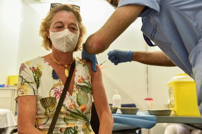 Un sanitario inyecta este jueves en Bilbao una segunda dosis de la vacuna de Pfizer Biontech a una mujer de entre 55 y 60 años.