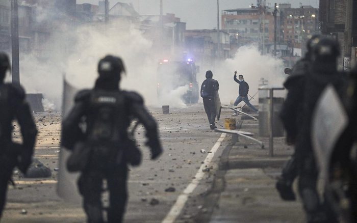 Colombia: Policía señala a cinco civiles que dispararon a manifestantes en Cali