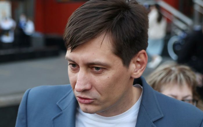Autoridades rusas liberan al exdiputado opositor Dmitry Gudkov; lo mantienen como sospechoso