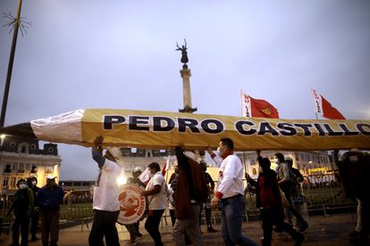 Simpatizantes del candidato a la Presidencia de Perú Pedro Castillo se congregan para el cierre de su campaña el 6 de junio, en Lima.