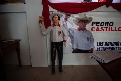 Propaganda política en Tacabamba, la ciudad más cercana al pueblo de Castillo, donde votará este domingo.