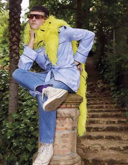 Palomo viste la Blue Brocade Safari Jacket de su marca Palomo Spain; las gafas Curro, de Palomó; pantalones de Levi’s y zapatillas de Converse.