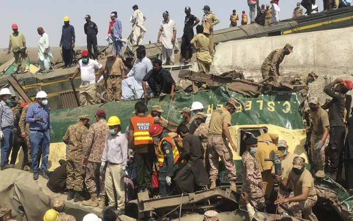 Ascienden a más de 60 los muertos por el accidente de un tren en Pakistán