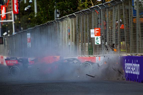 Verstappen, impactando contra el muro tras su pinchazo en Bakú