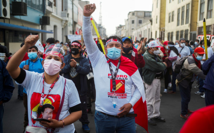 Castillo se acerca a victoria en presidenciales de Perú; Fujimori planea batalla legal