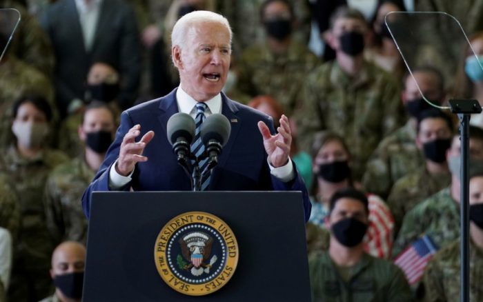 Al llegar a Europa, Biden advierte a Rusia que habrá respuesta “contundente” si emprende acciones perjudiciales