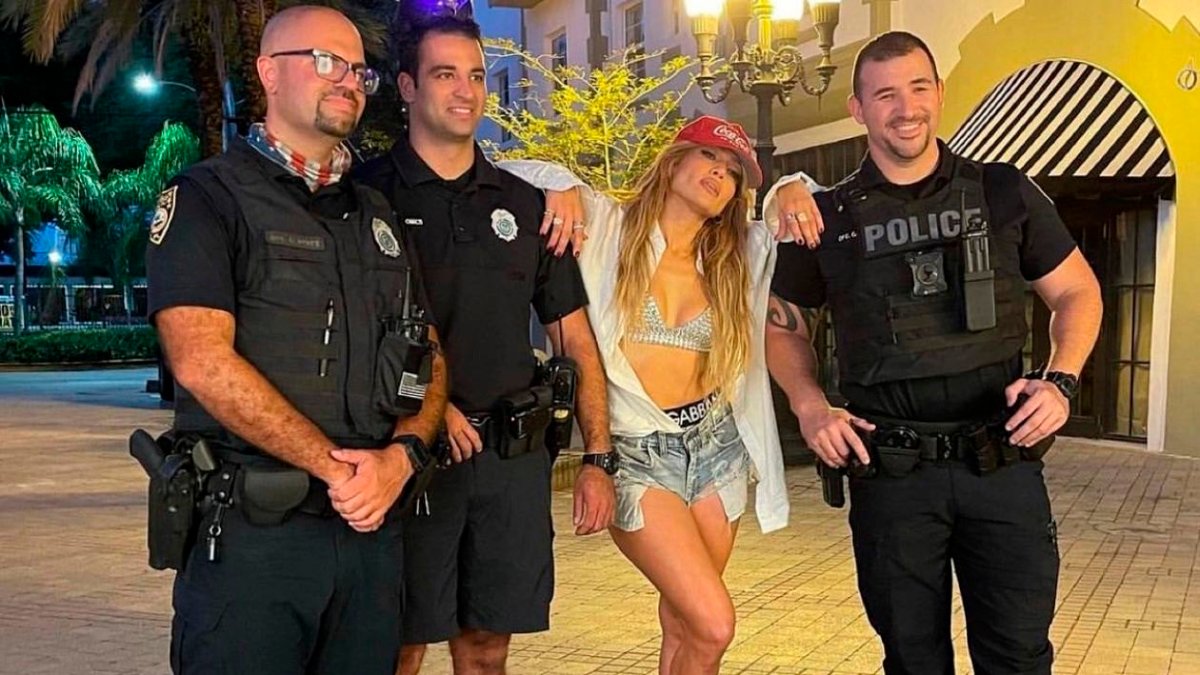 Jennifer López graba video en Miami Beach y se toma fotos con policías de la ciudad