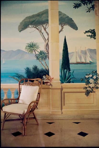 Trampantojos originales de Pierre-Marie Rubelle y sillas de bambú que recuerdan al primer mobiliario que tuvo el hotel. 