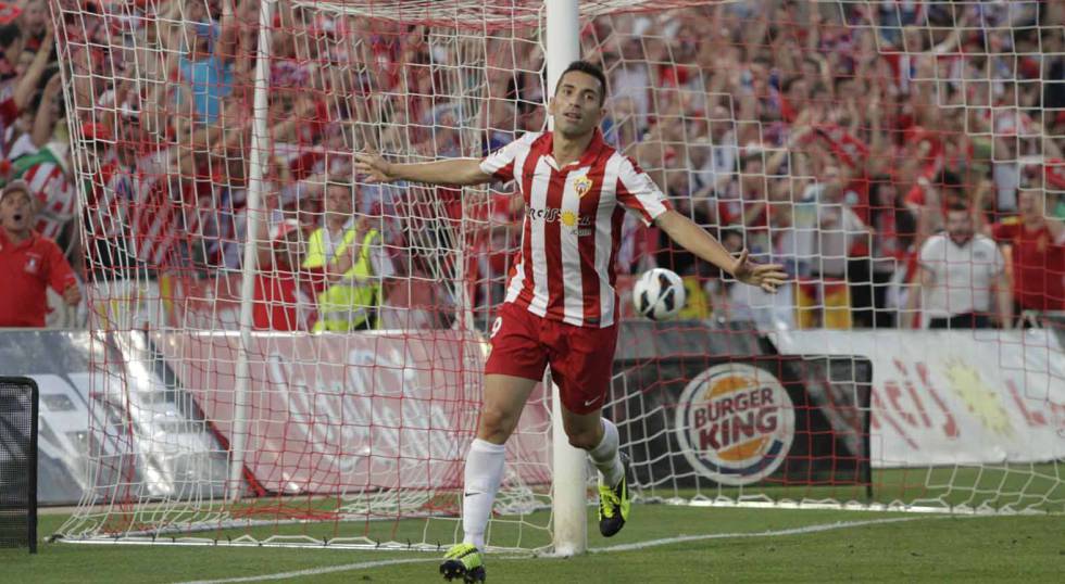 Charles festeja uno de sus tres goles en las finales de los playoffs entre la UD Almería y el Girona FC en 2013.