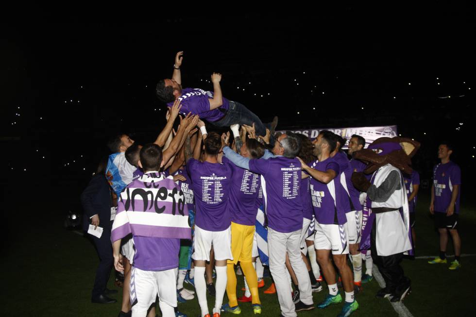 Los jugadores del Real Valladolid alzan a su entrenador Sergio González en las celebraciones tras haber ganado la final de los playoffs en 2018 ante el CD Numancia.