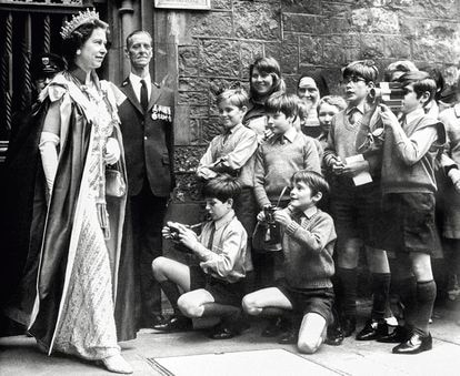 Isabel II de Inglaterra, fotografiada en 1972 con varios integrantes del coro de la abadía de Westminster.