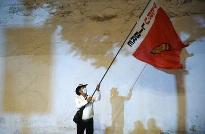 Un seguidor de Castillo ondea una bandera de su partido, el jueves en Lima.