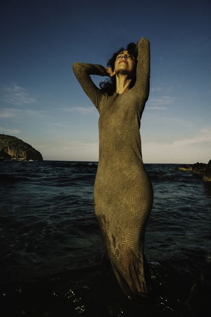 La diseñadora Rosa Esteva, en la costa de Canyamel.