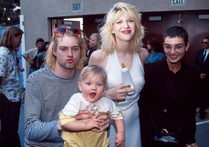 Kurt Cobain y Courtney Love muestran a su hija Frances Bean en compañía de Sinéad O'Connor en la ceremonia de los MTV Video Music Awards de 1993.  