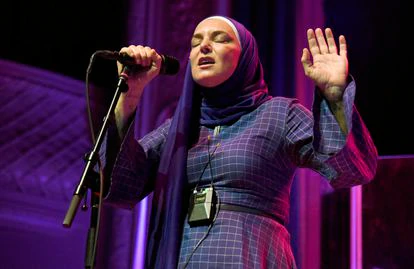 Una de sus últimas apariciones en directo, en San Francisco, el 7 de febrero de 2020. Actúa con el hiyab después de convertirse al islam. 