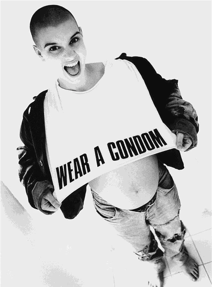 En Londres, a finales de los ochenta, embarazada y con una camiseta que dice: "Usa condón". La imagen es de Kate Garner, cedida por Libros del Kultrum. 