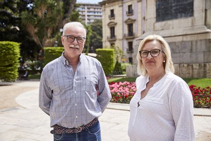 José Gimeno y María Furió posan en una plaza de Valencia.
