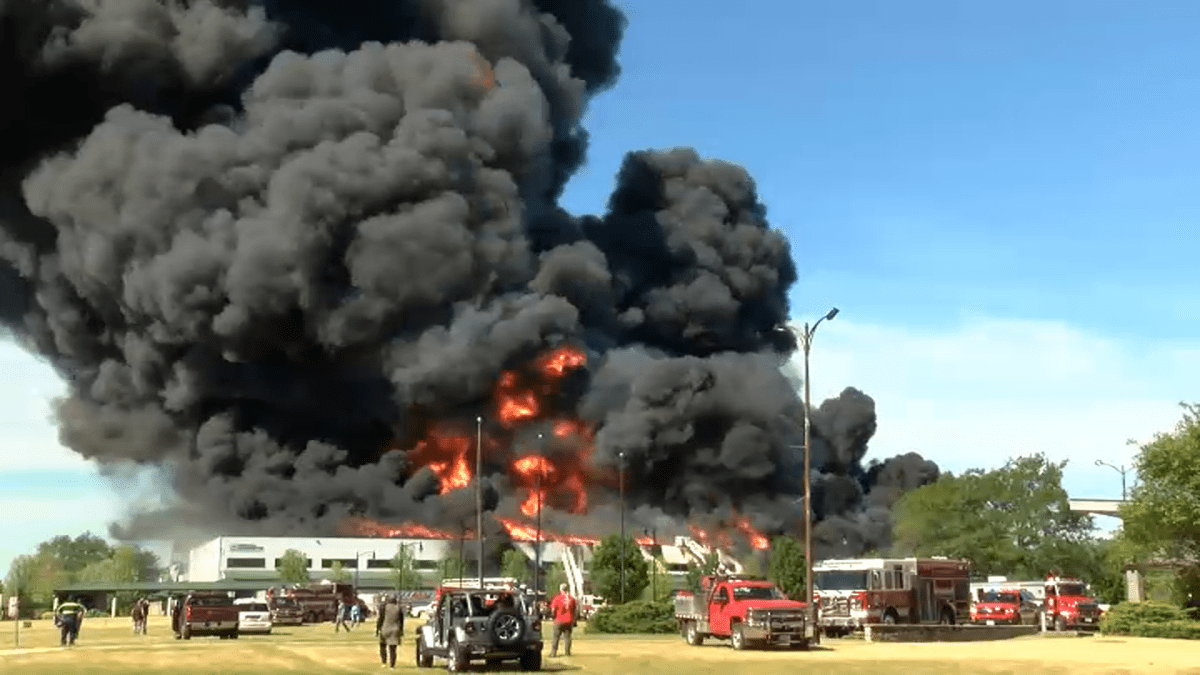 IL: Descomunal incendio en planta industrial obliga a evacuación en Rockton