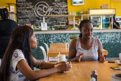 Nihlali Nolokwe (23 años, a la izquierda) y Sisanda Khuzami (22 años), explican desde una cafetería de Khayelitsa por qué ellas creen que el VIH aumenta tanto entre los jóvenes de 15 a 24 años. Khuzami aduce dos motivos principalmente: que muchos no quieren usar preservativo y el aumento de la violencia sexual hacia las mujeres.