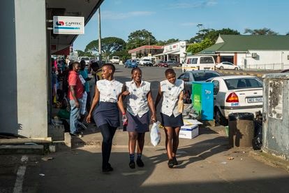 Nocembo, Oratile y Ahmale, compañeras de clase, caminan por la calle principal de Eshowe, en Kwazulu-Natal. Ellas consideran "suficiente" la información que reciben en la escuela sobre el VIH. Las mujeres entre 15 y 24 años en Sudáfrica se contagian más que los hombres de su misma franja de edad.