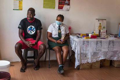En el puesto de salud rural de Mongolowane, en Eshowe, un varón adulto y una adolescente aguardan a que llegue la agente de salud comunitaria que se encarga de asesorar sobre salud sexual, planificación familiar e VIH, entre otros asuntos. Sobre la mesa hay una variedad de preservativos masculinos que se pueden coger sin coste. El Gobierno sudafricano reparte anualmente mil millones, según el Ministerio de Sanidad.
