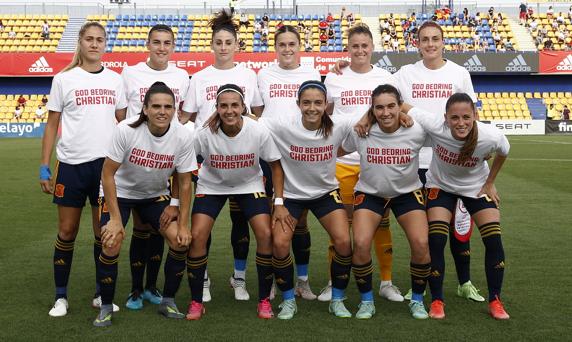 Las jugadoras de la selección española, con camisetas de apoyo a Christian Eriksen