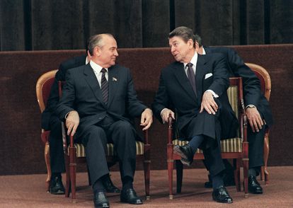 El líder de la URSS Mijaíl Gorbachov y el presidente estadounidense Ronald Reagan también se reunieron en Ginebra, en una cumbre que duró dos días en noviembre de 1985.