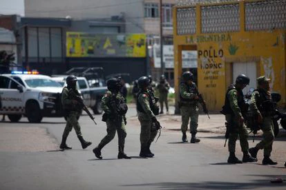 Agentes municipales, de la Guardia Nacional y el Ejército Nacional durante un operativo en Guanajuato. 