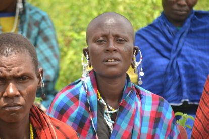 Lea, una de las beneficiarias del proyecto de Waev, en una de las reuniones que la ONG local mantiene con las mujeres masai de su pueblo