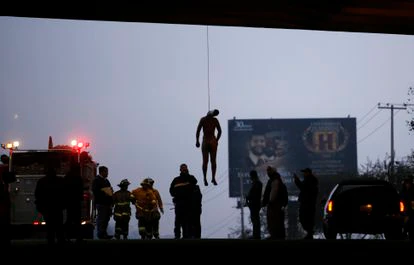 El cuerpo de un hombre no identificado amaneció colgado de un puente en Tijuana, Baja California el 09 de octubre de 2009.