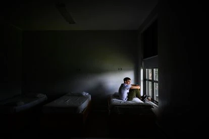 Un hombre mira por la ventana en un centro de rehabilitación, luego de ser ingresado por una sobredosis de fentanilo en Massachusetts, Estados Unidos, en junio de 2019.