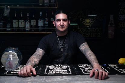 Rudi Kalousdián, en su bar, EVN, en la capital de Armenia, este viernes.