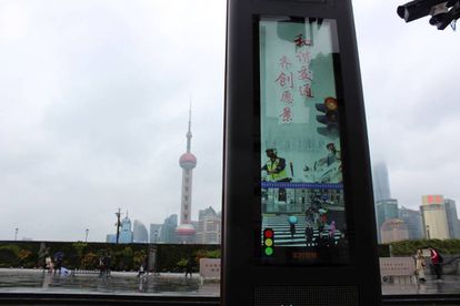 Sistema de vigilancia 'inteligente' en China. En el panel se muestra la cara de los peatones que crucen mal la calle.