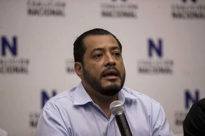 El precandidato opositor Félix Maradiaga declara ante los medios el 7 de junio pasado en Managua.