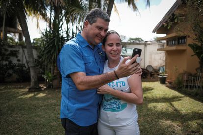 Juan Sebastián Chamorro abraza a su sobrina Margarita Hurtado tras ser excarcelada en Managua el 30 de diciembre de 2019.