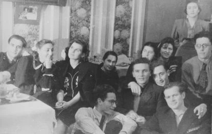 Yuri Trífonov (arriba a la derecha, con gafas) con amigos en el Instituto Literario. 