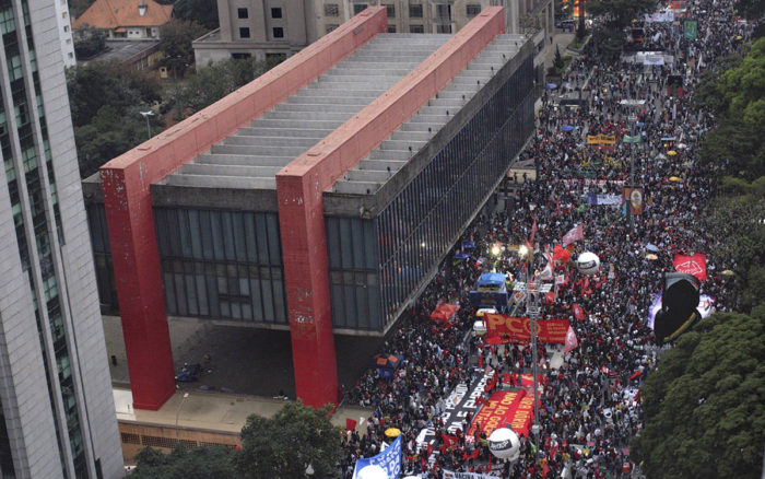 Brasileños protestan por la respuesta de Bolsonaro a la pandemia; país supera el medio millón de muertos