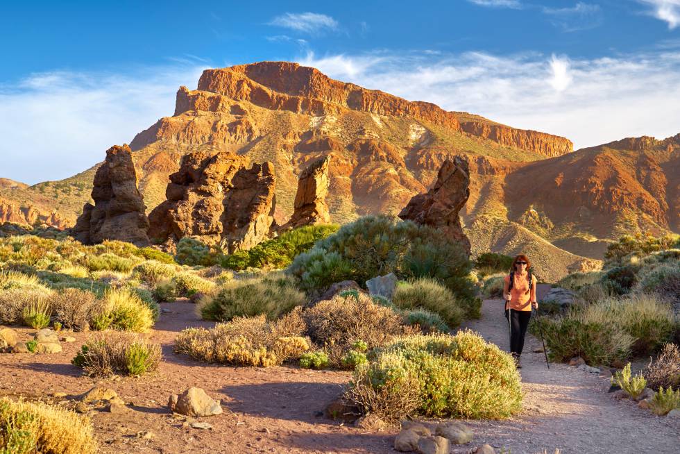 Una mujer transita una pista del parque nacional del Teide.
