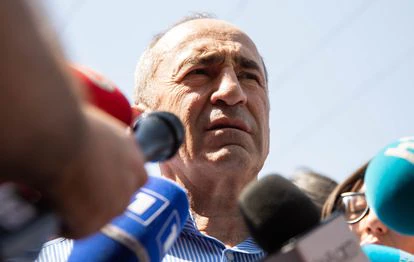 El expresidente Robert Korcharián, en un colegio electoral de Ereván. 