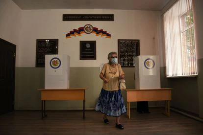 Una mujer vota en un colegio electoral de Ereván, este domingo. 