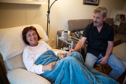 Ana Mosquera, enferma de ELA, junto a su marido, Juanjo Uria, posa en el salón de su casa en Zarautz (Gipuzkoa).