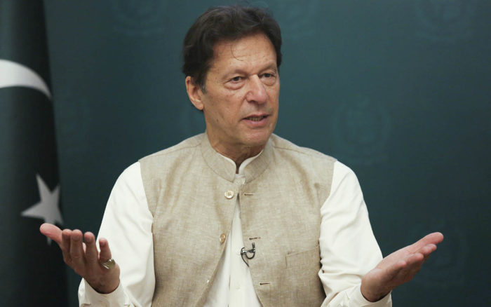 El primer ministro de Pakistán vincula las violaciones a la manera en la que visten las mujeres